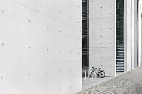 Abgestelltes Fahrrad, Regierungsviertel, Berlin, Deutschland, lizenzfreies Stockfoto