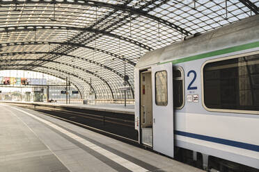 Zug wartet am Bahnsteig des Hauptbahnhofs, Berlin, Deutschland - AHSF01583