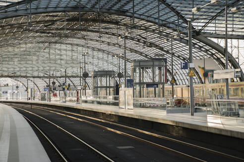 Baustelle am Bahnsteig des Hauptbahnhofs, Berlin, Deutschland - AHSF01584