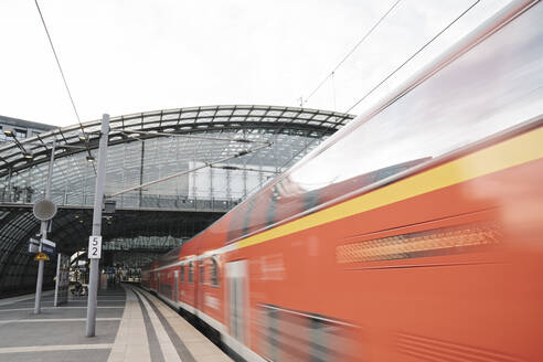 Reginoal-Zug, Ankunft am Hauptbahnhof, Berlin, Deutschland - AHSF01585
