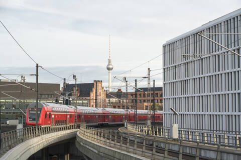 Stadtansicht mit Berliner Fernsehturm und Regionalbahn im Vordergrund, Berlin, Deutschland, lizenzfreies Stockfoto