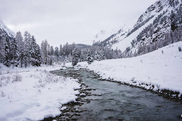 Verschneite Berglandschaft mit Fluss, Engadin, Schweiz - MRAF00456