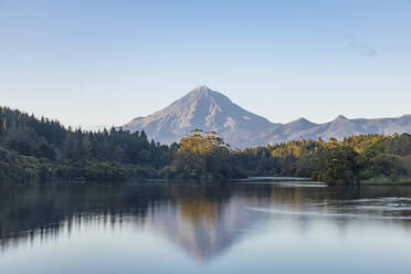 Neuseeland, Blick auf den Wald am Mangamahoe-See mit dem Mount Taranaki im Hintergrund - FOF11286