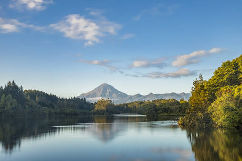 Neuseeland, Langzeitbelichtung des Mangamahoe-Sees mit dem sich im Hintergrund abzeichnenden Mount Taranaki - FOF11287