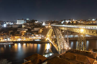 Portugal, Bezirk Porto, Porto, Beleuchtete Brücke Dom Luis I über den Fluss Douro bei Nacht - WPEF02384