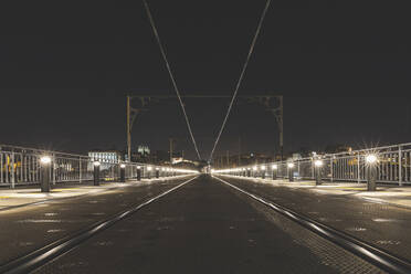 Portugal, Bezirk Porto, Porto, Beleuchtetes Gleis über die Brücke Dom Luis I. bei Nacht - WPEF02386