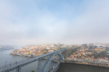 Portugal, Bezirk Porto, Porto, Luftaufnahme der Brücke Dom Luis I in der Morgendämmerung - WPEF02391