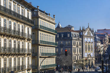 Portugal, Bezirk Porto, Porto, Rote Ampel vor altem Wohnhaus - WPEF02392