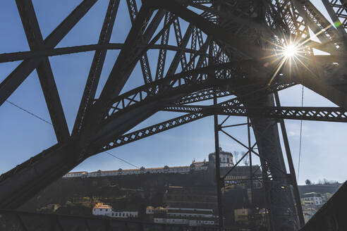 Portugal, Bezirk Porto, Porto, Die Sonne scheint zwischen den Eisenträgern der Brücke Dom Luis I - WPEF02394