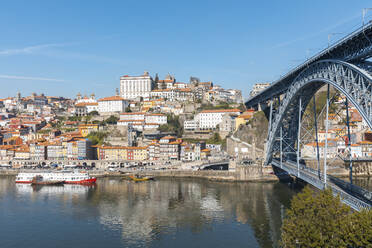 Portugal, Bezirk Porto, Porto, Fluss Douro und Brücke Dom Luis I. mit städtischen Gebäuden im Hintergrund - WPEF02396