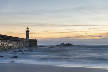 Portugal, Bezirk Porto, Porto, Langzeitbelichtung des Felgueiras-Leuchtturms in der Abenddämmerung - WPEF02400