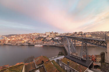Portugal, Bezirk Porto, Porto, Himmel über den Gebäuden der Stadt, die den Fluss Douro und die Brücke Dom Luis I in der Morgendämmerung umgeben - WPEF02402