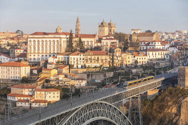 Portugal, Bezirk Porto, Porto, Brücke Dom Luis I und umliegende Gebäude in der Morgendämmerung - WPEF02403