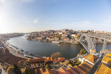 Portugal, Bezirk Porto, Porto, Himmel über den Gebäuden der Stadt, die den Fluss Douro und die Brücke Dom Luis I umgeben - WPEF02405