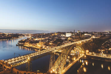 Portugal, Bezirk Porto, Porto, Luftaufnahme der beleuchteten Brücke Dom Luis I in der Abenddämmerung - WPEF02407
