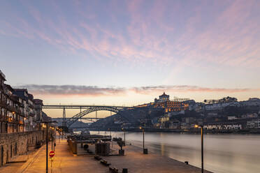 Portugal, Bezirk Porto, Porto, Hafen des Flusses Douro in der Morgendämmerung mit Gebäuden der Stadt und der Brücke Dom Luis I. im Hintergrund - WPEF02409