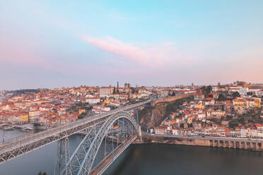 Portugal, Bezirk Porto, Porto, Luftaufnahme der Brücke Dom Luis I in der Morgendämmerung - WPEF02412