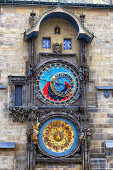 Tschechische Republik, Prag, Prager Astronomische Uhr an der Wand des alten Rathauses - YRF00218