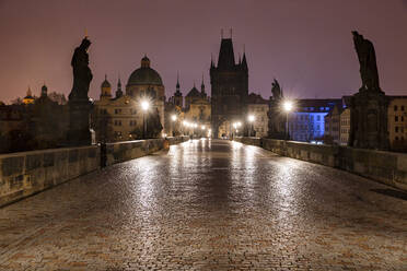 Tschechische Republik, Prag, Beleuchtete Karlsbrücke in der Morgendämmerung - YRF00221