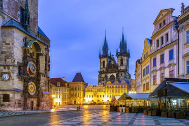 Tschechische Republik, Prag, Astronomische Uhr des Alten Rathauses und Frauenkirche vor Tyn in der Abenddämmerung - YRF00228