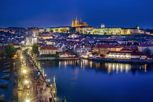 Tschechische Republik, Prag, Moldau, Karlsbrücke, Prager Burg und umliegende Gebäude bei Nacht - YRF00230