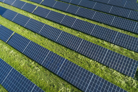 Bayern, Deutschland, Reihen von Solarmodulen auf Gras angeordnet, lizenzfreies Stockfoto