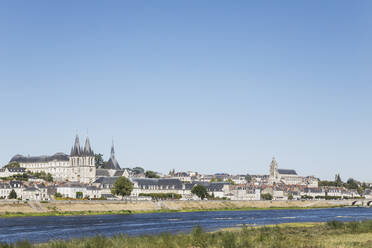 Frankreich, Centre-Val de Loire, Blois, Klarer Himmel über der Stadt am Fluss im Loire-Tal - GWF06313