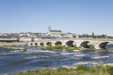 Frankreich, Centre-Val de Loire, Blois, Klarer Himmel über Pont Jacques-Gabriel mit Stadt im Hintergrund - GWF06314