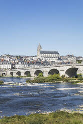 Frankreich, Centre-Val de Loire, Blois, Klarer Himmel über Pont Jacques-Gabriel mit Stadt im Hintergrund - GWF06315