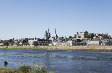 Frankreich, Centre-Val de Loire, Blois, Klarer Himmel über der Stadt am Fluss im Loire-Tal - GWF06316