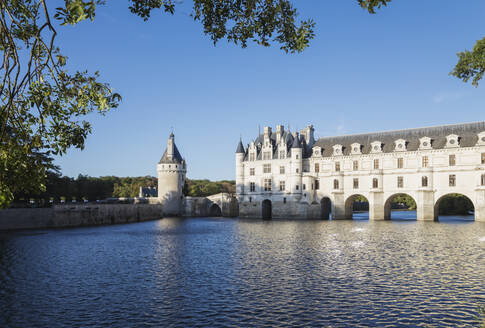 Frankreich, Centre-Val de Loire, Chenonceaux, Klarer Himmel über Chateau de Chenonceau und Cher-Fluss - GWF06319