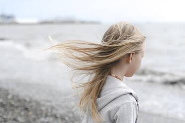 Mädchen mit wehendem Haar an der Strandpromenade - EYAF00721