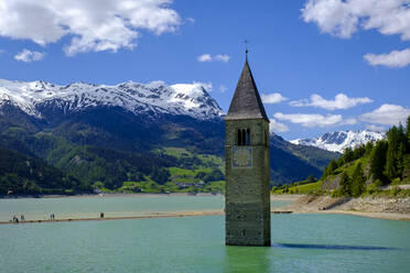 Italien, Südtirol, Vinschgau, Turm der im Reschensee versenkten Kirche - LBF02814