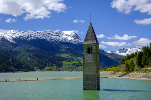 Italien, Südtirol, Vinschgau, Turm der im Reschensee versenkten Kirche - LBF02814