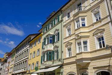 Italien, Südtirol, Bozen, Wohnhauszeile in der Altstadt - LBF02818