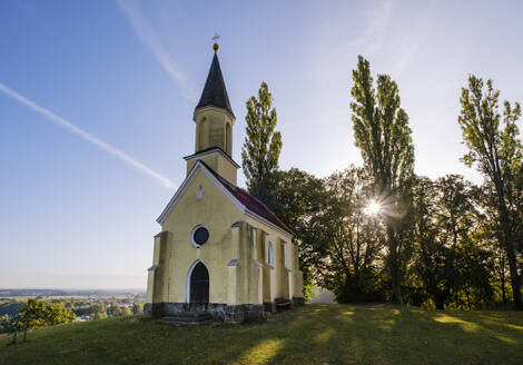 Deutschland, Bayern, Kraiburg, Schlossbergkapelle Sankt Georg bei Sonnenuntergang - SIEF09351