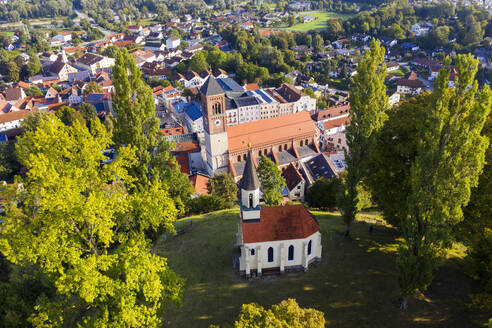 Deutschland, Bayern, Kraiburg, Luftaufnahme der Schlossbergkapelle St. Georg mit der Pfarrkirche St. Bartholomäus im Hintergrund - SIEF09352