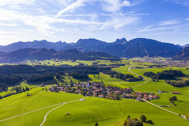 Deutschland, Bayern, Zell bei Eisenberg, Luftaufnahme des Dorfes in den Allgäuer Alpen - SIEF09357