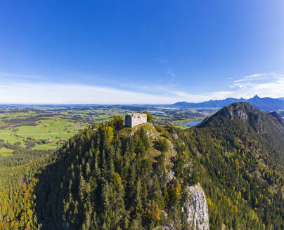 Deutschland, Bayern, Pfronten, Luftaufnahme der Burgruine Falkenstein auf dem bewaldeten Berg Falkenstein - SIEF09360