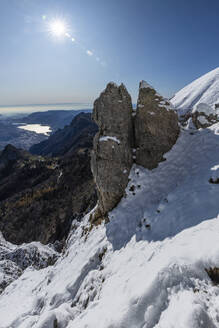 Panoramablick über verschneite Berge, Lecco, Italien - MCVF00085