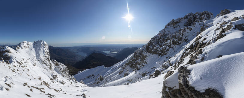Panoramablick über verschneite Berge, Lecco, Italien - MCVF00087