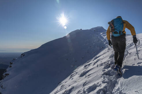 Bergsteiger beim Wandern auf einem verschneiten Berg, Lecco, Italien - MCVF00088