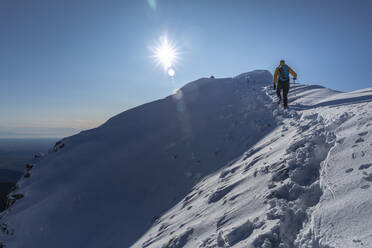 Bergsteiger beim Wandern auf einem verschneiten Berg, Lecco, Italien - MCVF00089