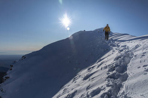 Bergsteiger beim Wandern auf einem verschneiten Berg, Lecco, Italien - MCVF00090