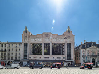 Der Restauradores-Platz und das ehemalige Teatro Eden im Sonnenlicht, Lissabon, Portugal - AMF07550