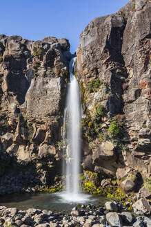 Neuseeland, Langzeitbelichtung der Taranaki-Wasserfälle im vulkanischen Plateau der Nordinsel - FOF11295