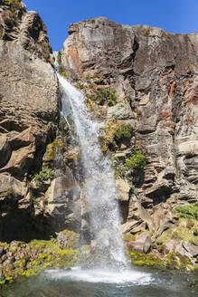 Neuseeland, Langzeitbelichtung der Taranaki-Wasserfälle im vulkanischen Plateau der Nordinsel - FOF11299