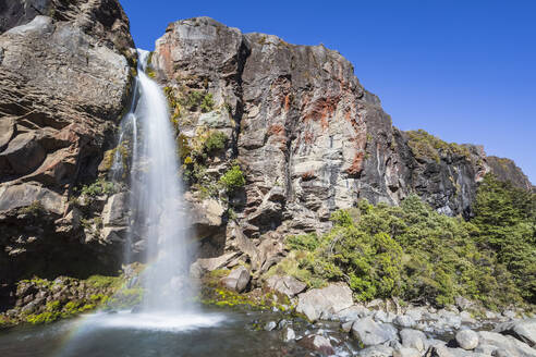 Neuseeland, Langzeitbelichtung der Taranaki-Wasserfälle im vulkanischen Plateau der Nordinsel - FOF11302