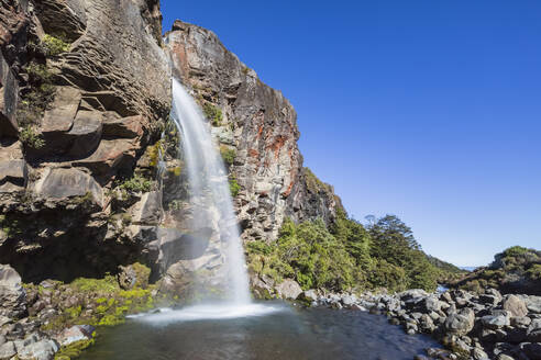 Neuseeland, Langzeitbelichtung der Taranaki-Wasserfälle im vulkanischen Plateau der Nordinsel - FOF11304