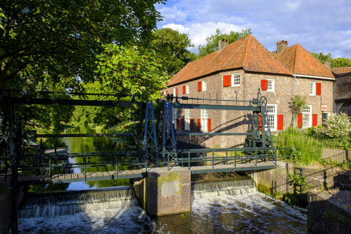 Niederlande, Utrecht, Amersfoort, Flussschleuse mit Haus im Hintergrund - LBF02826